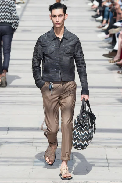Look 10
